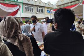 Menko Perekonomian Airlangga janjikan ketersediaan minyak goreng curah