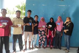 Petugas BRI salurkan bansos di wilayah kepulauan