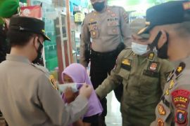 Pencegahan penyebaran COVID-19, Kapolres Batubara pakaikan masker kepada anak