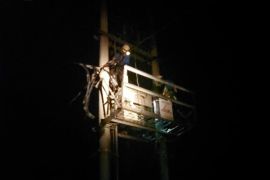 Petugas PLN Baturaja ganti trafo meledak  di Talang Aman
