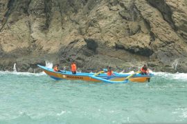Gelar kegiatan ritual di pantai Payangan Jember, 20 orang terseret arus