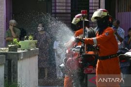 Cegah sebaran COVID-19, BPBD Karawang lakukan penyemprotan disinfektan