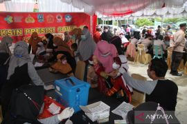 Bupati HSS motivasi anak-anak SIT QA divaksin lanjutan