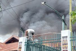 Polisi menduga kebakaran di Abepura akibat arus pendek