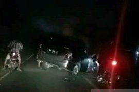 Pecah ban dan hilang kendali, Travel tujuan Inhu tabrak truk