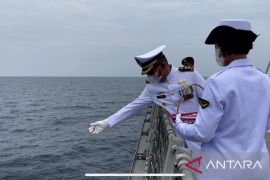 Prajurit KRI Diponegoro-365 tabur bunga di Laut Bali kenang KRI Nanggala-402