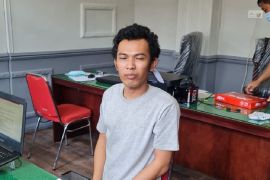 Tahanan polisi menyerahkan diri setelah jalan kaki selama tiga bulan, lucuuu yaa!