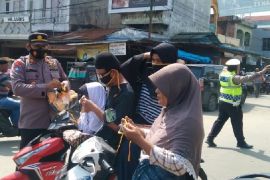 Polres Palas bagi-bagi masker di Pasar Sibuhuan