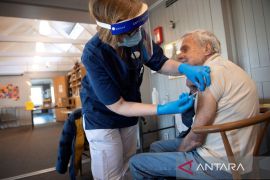 Swedia anjurkan agar lansia  80 tahun ke atas disuntik 'booster' ke-2 vaksin COVID