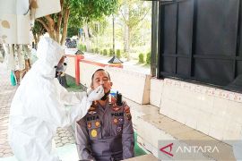 Pastikan personel bebas COVID-19, Polres Madina lakukan swab
