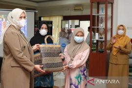 Dekranasda Banjar latih pembuatan kain Sasirangan