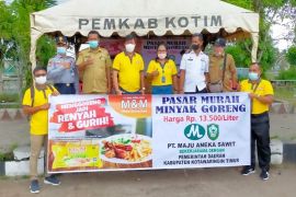 Pasar murah minyak goreng PT Maju Aneka Sawit kembali disambut antusias warga Sampit