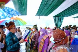 205 Kepsek di Meranti dilantik di tengah hujan deras