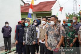 Pemkab Garut serahkan bantuan 95 rumah untuk warga terdampak longsor