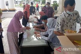 3.000 liter minyak goreng digelontorkan saat operasi pasar di Kota Madiun