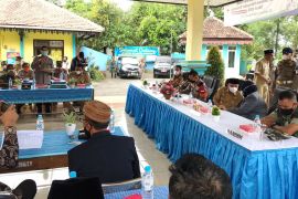 Bupati dan Wabup Situbondo bergerak bersama untuk percepat vaksinasi lansia