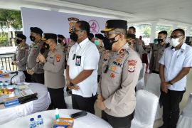 Dankor Brimob Polri pantau vaksinasi massal di Kota Ambon, dukung pemerintah perangi corona