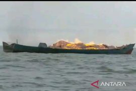 Kapal tujuan Malaysia terbakar di perairan Meranti, dua orang dalam pencarian