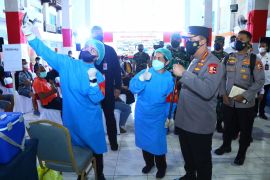 Tinjau vaksinasi serentak, Kapolri ingatkan pentingnya vaksin hadapi Omicron