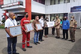 BPJS Ketenagakerjaan serahkan santunan kepada dua ahli waris, meriahkan bulan K3