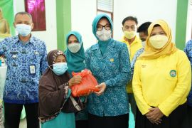 PKK Pontianak dan GAPKI gelar bazar migor murah