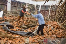 Ruang kelas sekolah ambruk di Karawang