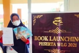 "Berdiri di depan kelas ujung negeri" buku perdana guru di perbatasan Indonesia