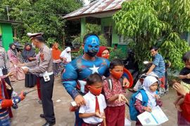 Anggota Polres Agam berpakaian super hero untuk tarik minat siswa divaksinasi