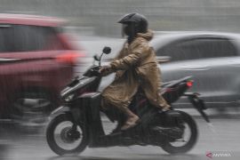 Waspadai hujan disertai angin  kencang pada Sabtu sore