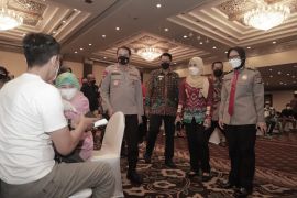 Wabup Sleman bersama Kapolda DIY meninjau vaksinasi bagi pelaku wisata