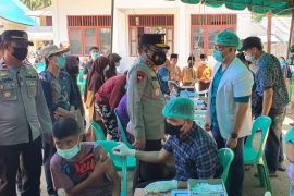 Kapolda tugaskan tim dokpol tuntaskan vaksinasi lansia di Nias Barat