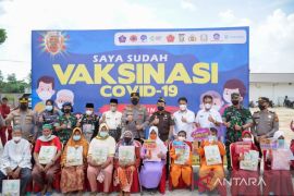 Staf Ahli Bupati Kampar dampingi Kapolda tinjau vaksinasi massal