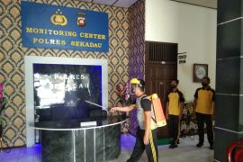 Polres Sekadau lakukan penyemprotan disinfektan cegah COVID-19