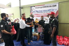 Kosti berbagi minyak goreng untuk kaum disabilitas di Kediri