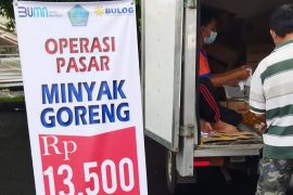 Disperindag bersama Bulog operasi pasar minyak goreng di Sulut