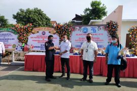 BPJS Ketenagakerjaan Rungkut serahkan bantuan beras kepada pekerja