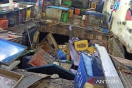 Pasar Baru KUD Tanjungpinang roboh