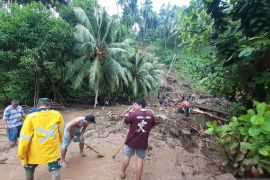 Pemkab Siau Tagulandang Biaro dirikan dapur umum bagi pengungsi banjir-longsor