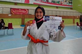 Siswi SMAN 1 Babat Lamongan raih emas di Kejuaraan Ju jitsu Open se-Jatim