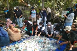 Pecinta lingkungan Polewali Mandar bersih-bersih sampah di Pantai Ba'batoa