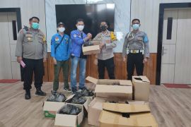 KNPI-PBSI berikan paket sembako dukung percepatan vaksinasi