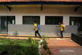 Penyemprotan disinfektan di lingkungan Lapas Indramayu