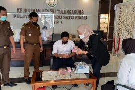 Terpidana korupsi PDAM Tulungagung serahkan uang denda Rp200 juta