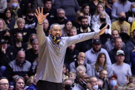 Ada-ada saja, mantan pebasket NBA diskors karena pukul pelatih lawan