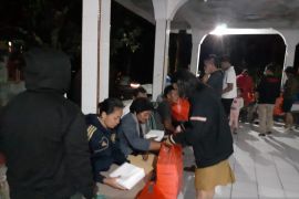 318 korban banjir-longsor di Sitaro mengungsi ke gedung gereja
