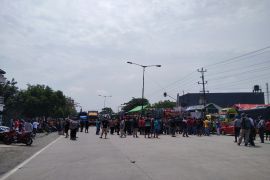 Demo sopir truk di Kudus blokir Jalan Lingkar Selatan