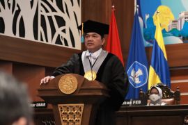 Unair anugerahi anggota BPK RI Achsanul Qosasi sebagai Guru Besar Kehormatan