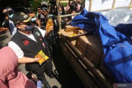 Distribusi minyak goreng ke pasar tradisional