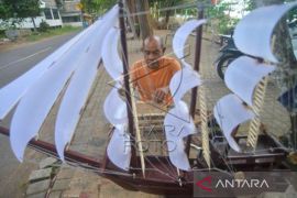 Kerajinan Miniatur Kapal Pinisi Page 1 Small