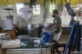 Perajin tahu Takwa Kediri libur produksi